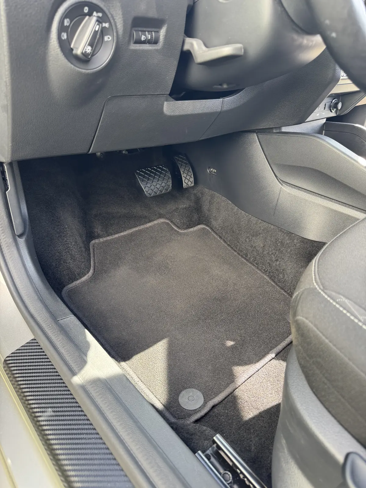 Skoda Fahrerfußraum nach der Reinigung