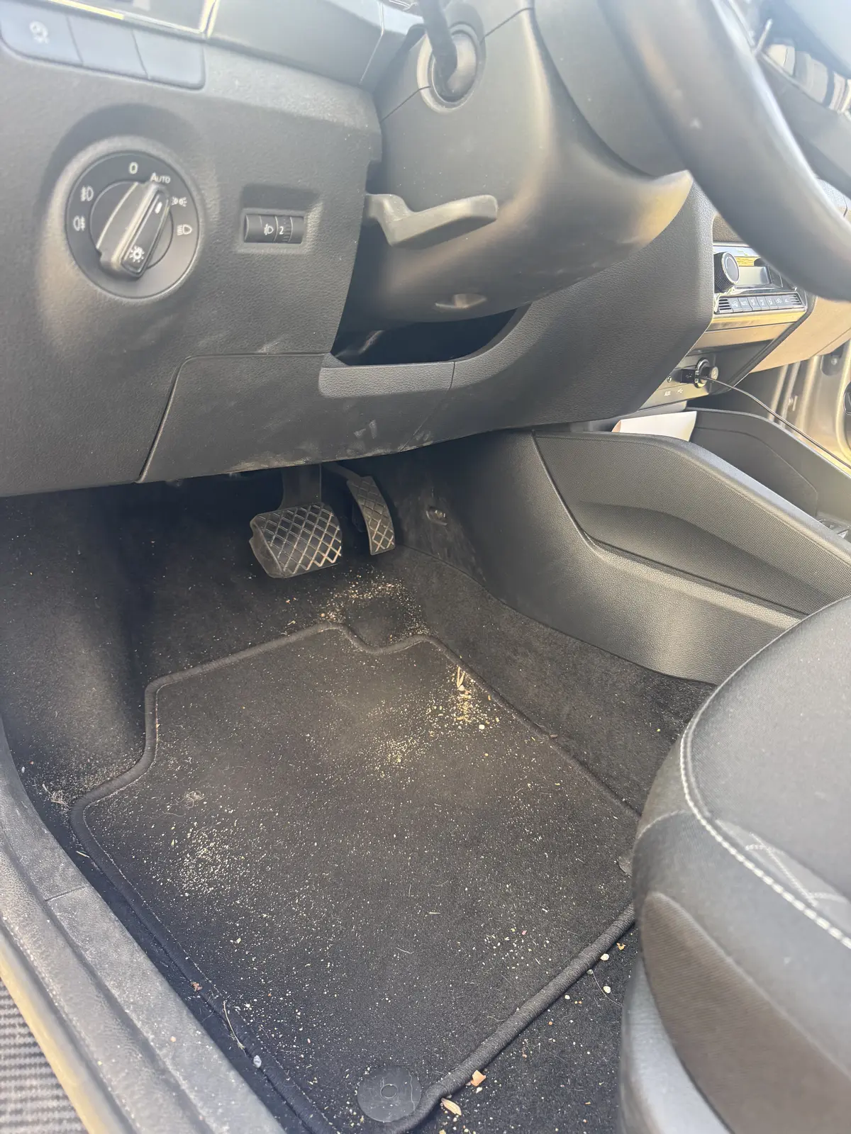 Skoda Fahrerfußraum vor der Reinigung
